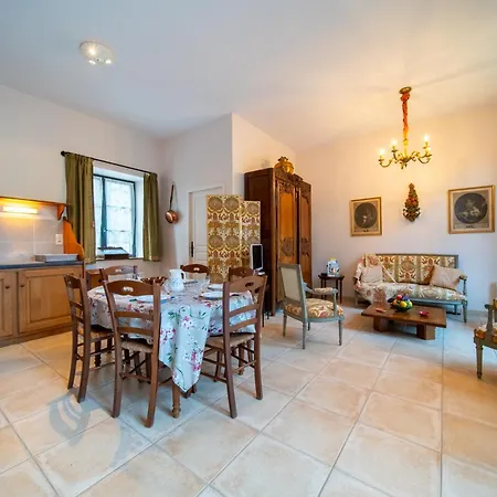 Les Caleches De L'hotel De Beaumont * Valognes
